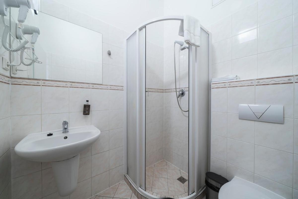 Family With 2 Bedrooms For Up To 4 People Apartment *